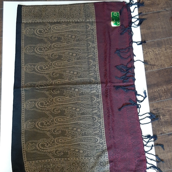 Large Shawl - Picture 1 of 3